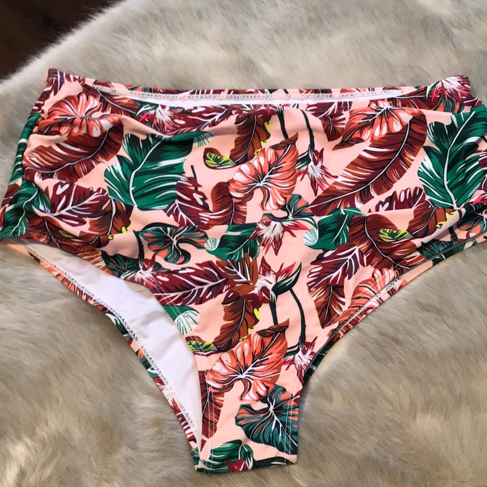 NWOT bathing suit bottoms. Size large